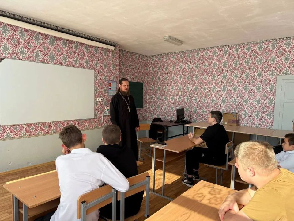 В преддверии Дня отца в школе села Степовое единороссы Славяносербщины организовали духовно-просветительскую встречу Иерея Олега храма Иверской иконы Божьей Матери села Долгое с учащимися - мальчиками 7-8 классов В преддверии Дня отца в школе села Степовое единороссы Славяносербщины организовали духовно-просветительскую встречу Иерея Олега храма Иверской иконы Божьей Матери села Долгое с учащимися - мальчиками 7-8 классов