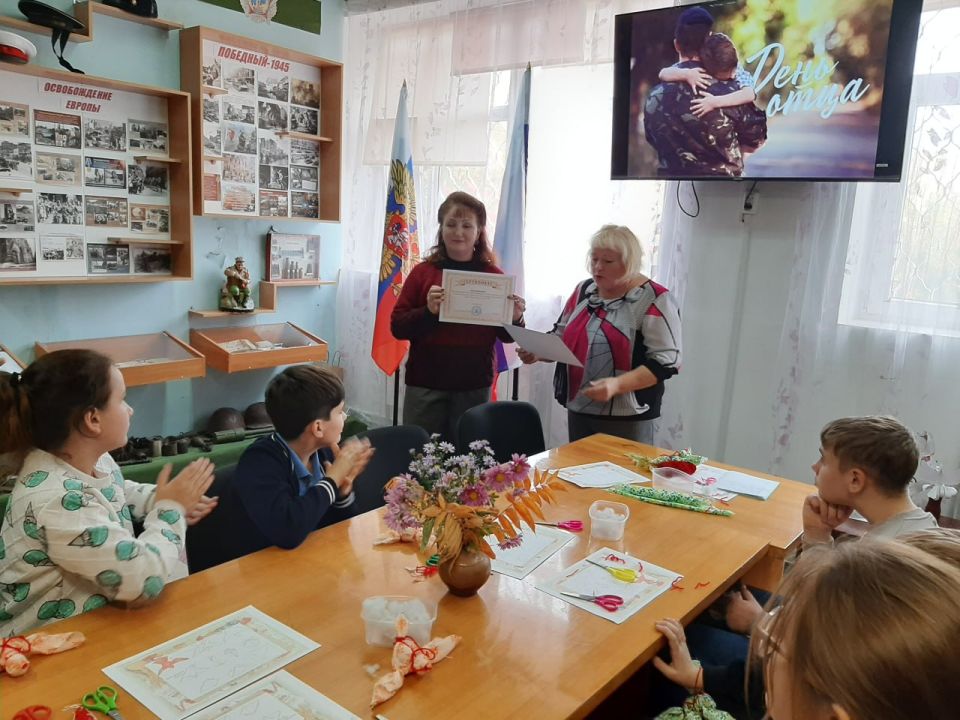«Папе посвящается…». В преддверии Дня отца в ГБУ ДО ЛНР «Звезда» прошел творческий проект «День отца в России» в рамках Всероссийской акции «Место Памяти: Герои СВО», в котором приняли участие обучающиеся ГБУ ДО ЛНР... «Папе посвящается…». В преддверии Дня отца в ГБУ ДО ЛНР «Звезда» прошел творческий проект «День отца в России» в рамках Всероссийской акции «Место Памяти: Герои СВО», в котором приняли участие обучающиеся ГБУ ДО ЛНР...