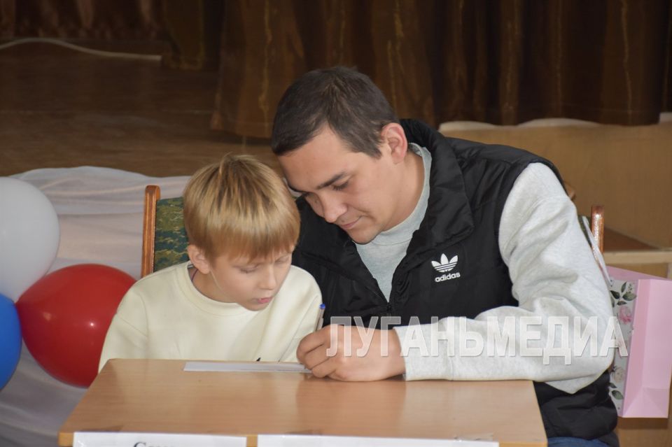 В Краснолучском УВК № 6 «Созвездие» состоялась праздничная программа «С папой – хоть куда» В Краснолучском УВК № 6 «Созвездие» состоялась праздничная программа «С папой – хоть куда»