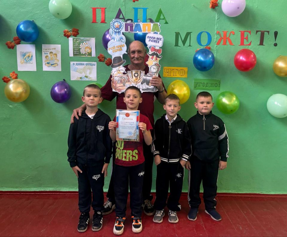 Сегодня в Ровеньковской школе №12 царила атмосфера настоящего спортивного праздника! В честь Дня отца прошли захватывающие эстафеты, в которых приняли участие отцы и дедушки вместе со своими детьми и внуками! Сегодня в Ровеньковской школе №12 царила атмосфера настоящего спортивного праздника! В честь Дня отца прошли захватывающие эстафеты, в которых приняли участие отцы и дедушки вместе со своими детьми и внуками!