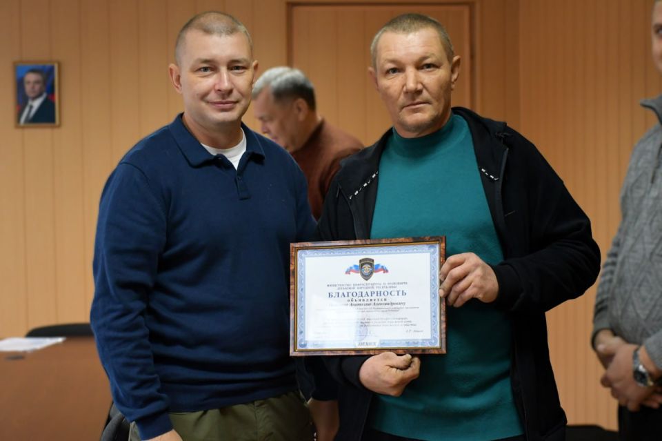 Евгений Шаталин: В преддверии дня работника дорожного хозяйства вручил благодарность от имени министра инфраструктуры и транспорта Луганской Народной Республики трактористу и водителю «ДЕП города Рубежное» Анатолию Повелице... Евгений Шаталин: В преддверии дня работника дорожного хозяйства вручил благодарность от имени министра инфраструктуры и транспорта Луганской Народной Республики трактористу и водителю «ДЕП города Рубежное» Анатолию Повелице...