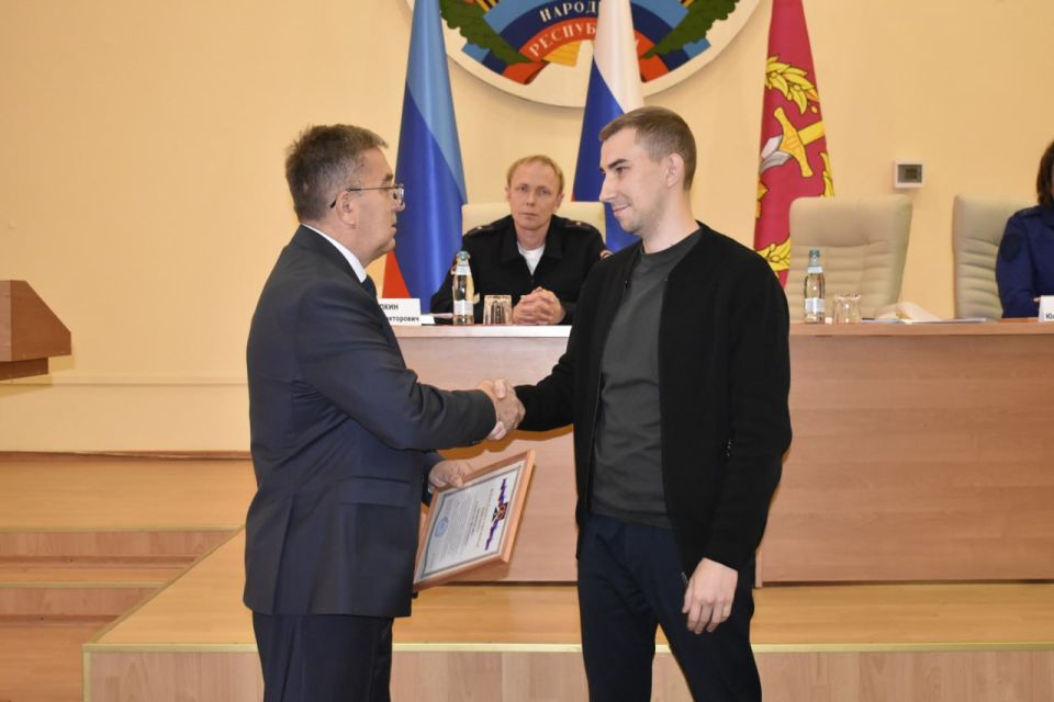 Виталий Михайлов: Сегодня провел расширенное аппаратное совещание, на которое были приглашены руководители различных структур, учреждений и организаций, от деятельности которых зависит социально-экономическое развитие... Виталий Михайлов: Сегодня провел расширенное аппаратное совещание, на которое были приглашены руководители различных структур, учреждений и организаций, от деятельности которых зависит социально-экономическое развитие...