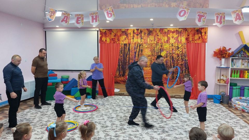 В преддверии всероссийского праздника День отца в ГБДОУ ЛНР "Беловодский ясли-сад №3 "Родничок" воспитатели старших групп Е.А. Вильная и Н.А. Сипун провели развлечение "Мой папа - защитник"