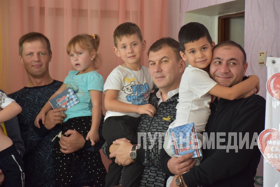 В городе Кировске, на базе детского яслей - сада №1 «Солнышко» прошел спортивный праздник для пап и детей, посвященный Дню отца В городе Кировске, на базе детского яслей - сада №1 «Солнышко» прошел спортивный праздник для пап и детей, посвященный Дню отца