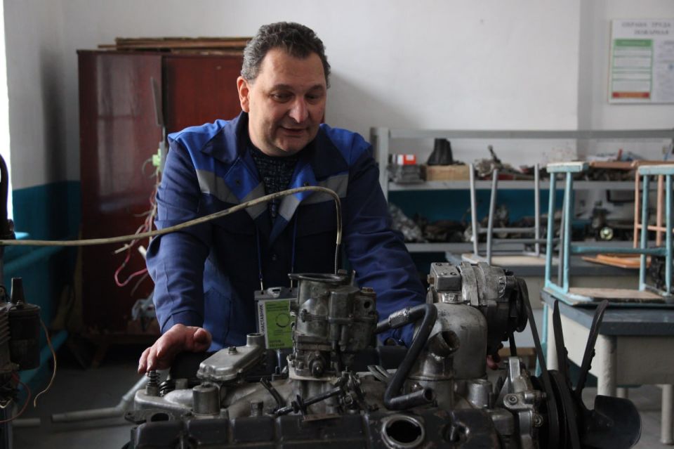«Гараж отца»: Школьники Луганска окунулись в мир автослесарного дела «Гараж отца»: Школьники Луганска окунулись в мир автослесарного дела