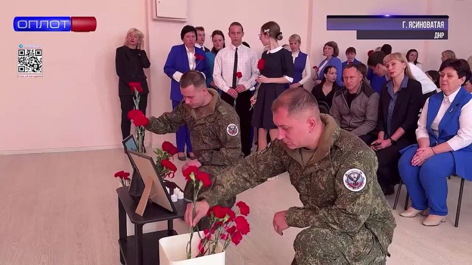 В рамках партийного проекта «Новая школа» в учреждении Ясиноватой открыли Парты Героев, посвященные выпускникам – участникам СВО