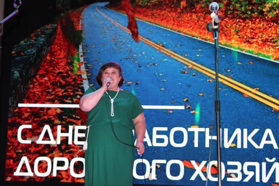 В уютном зале Белокуракинского Дома культуры состоялся торжественный концерт, посвященный Дню работников дорожного хозяйства и работника автомобильного и городского пассажирского транспорта В уютном зале Белокуракинского Дома культуры состоялся торжественный концерт, посвященный Дню работников дорожного хозяйства и работника автомобильного и городского пассажирского транспорта