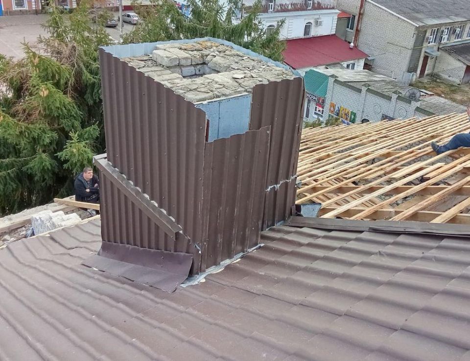 В Старобельском округе продолжаются масштабные работы по обновлению кровли районного Дома культуры имени Тараса Шевченко В Старобельском округе продолжаются масштабные работы по обновлению кровли районного Дома культуры имени Тараса Шевченко