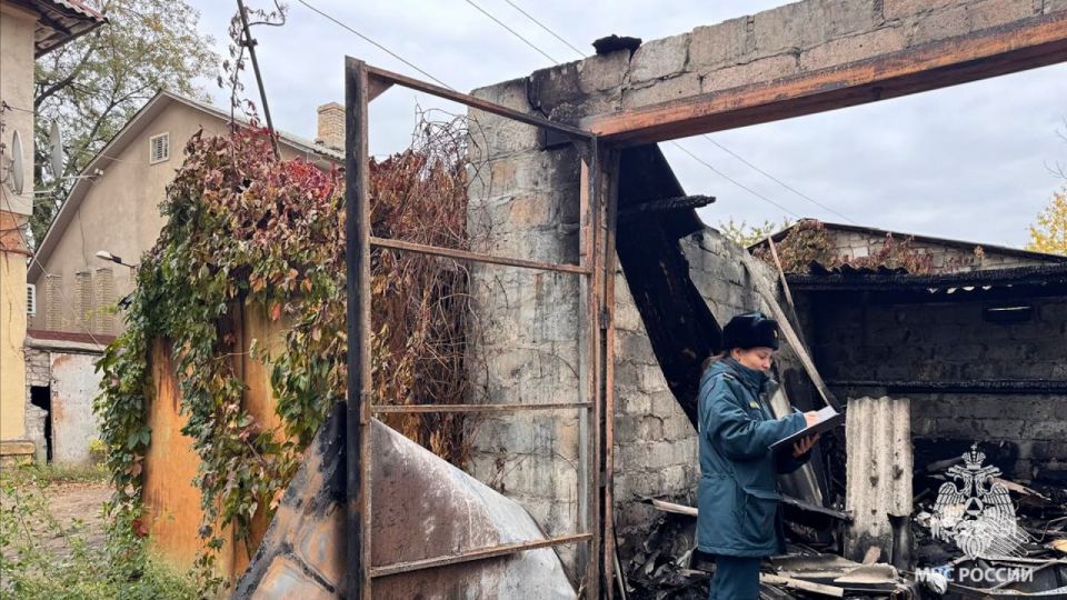 В Стаханове спасатели предотвратили распространение огня