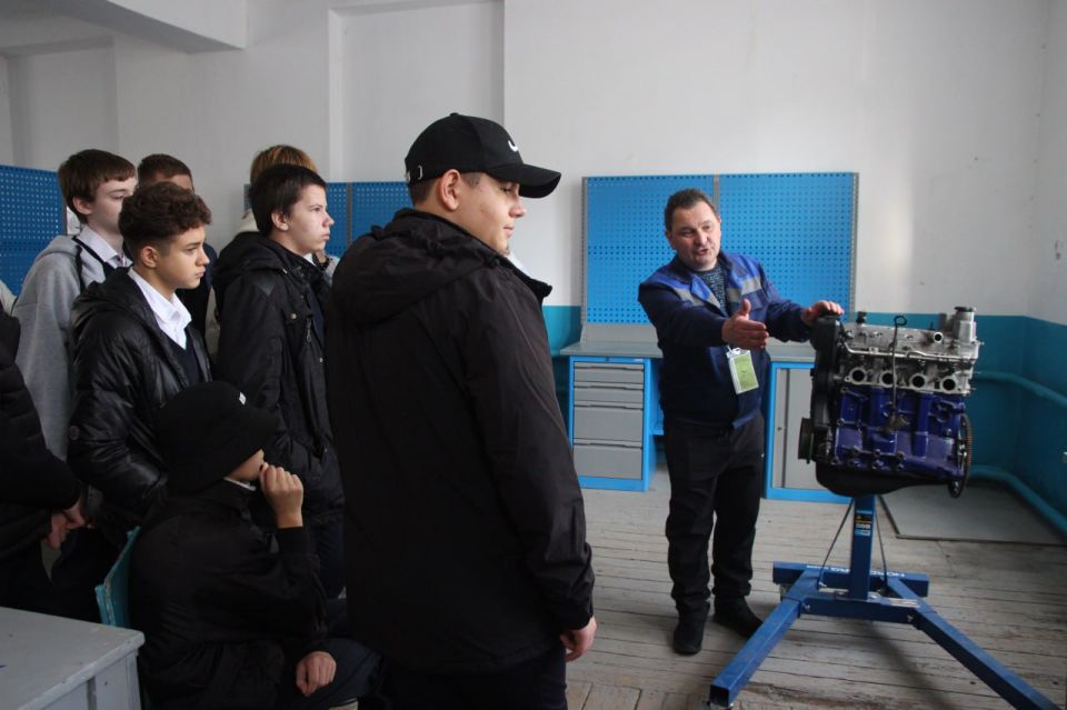 «Гараж отца»: Школьники Луганска окунулись в мир автослесарного дела «Гараж отца»: Школьники Луганска окунулись в мир автослесарного дела