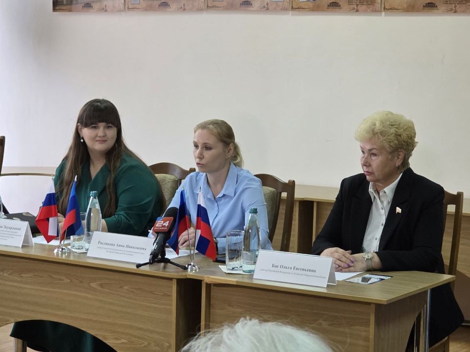 Ольга Бас: Сегодня в рамках проекта «Добрые встречи» мы вместе с первым заместителем руководителя Администрации Главы ЛНР Анной Росляковой и представителем управления внутренней политики Администрации Главы Дианой Павлухиной...