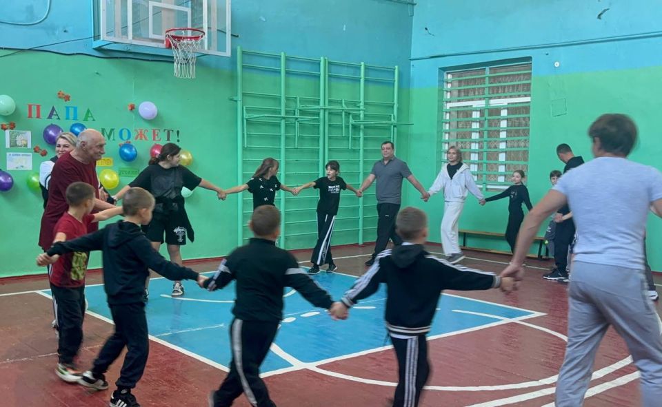 Сегодня в Ровеньковской школе №12 царила атмосфера настоящего спортивного праздника! В честь Дня отца прошли захватывающие эстафеты, в которых приняли участие отцы и дедушки вместе со своими детьми и внуками! Сегодня в Ровеньковской школе №12 царила атмосфера настоящего спортивного праздника! В честь Дня отца прошли захватывающие эстафеты, в которых приняли участие отцы и дедушки вместе со своими детьми и внуками!
