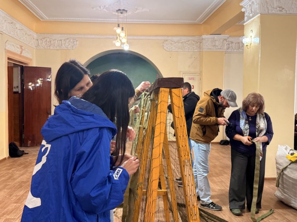 В Кировском городском дворце культуры прошел обучающий мастер – класс по изготовлению маскировочных сетей для военнослужащих В Кировском городском дворце культуры прошел обучающий мастер – класс по изготовлению маскировочных сетей для военнослужащих