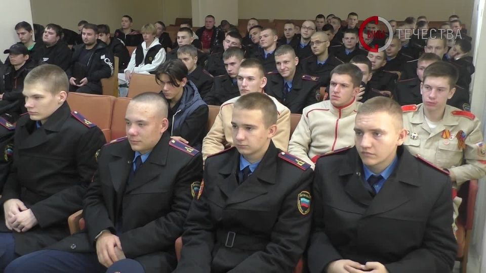 В рамках молодежно-патриотической акции «День призывника» в одном из военкоматов ЛНР прошла встреча кадетов и юнармейцев с представителями военного комиссариата