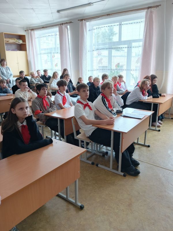 В Ровеньковской школе №3 состоялся важный информационный лекторий для учащихся под названием "Твоя жизнь – твой выбор", направленный на профилактику наркомании среди подростков В Ровеньковской школе №3 состоялся важный информационный лекторий для учащихся под названием "Твоя жизнь – твой выбор", направленный на профилактику наркомании среди подростков