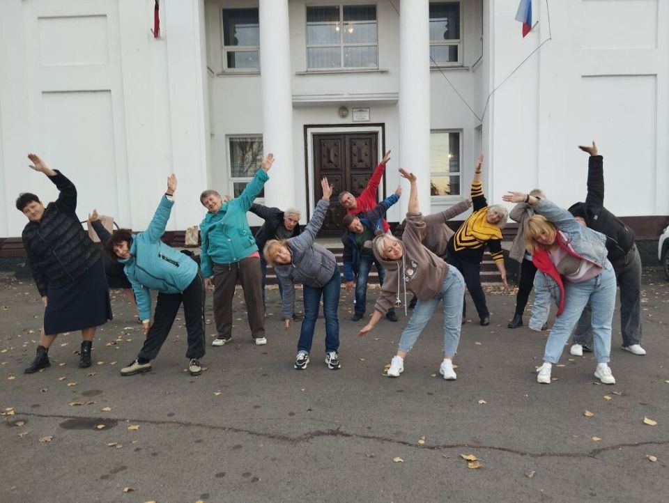 Для формирования среди населения микрорайона Алмазный культуры здорового долголетия, культработники ДК им. Шевченко провели для желающих всеобщую зарядку на свежем воздухе