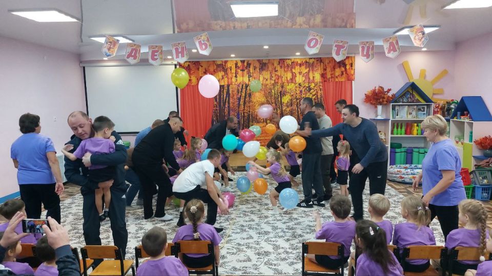 В преддверии всероссийского праздника День отца в ГБДОУ ЛНР "Беловодский ясли-сад №3 "Родничок" воспитатели старших групп Е.А. Вильная и Н.А. Сипун провели развлечение "Мой папа - защитник" В преддверии всероссийского праздника День отца в ГБДОУ ЛНР "Беловодский ясли-сад №3 "Родничок" воспитатели старших групп Е.А. Вильная и Н.А. Сипун провели развлечение "Мой папа - защитник"