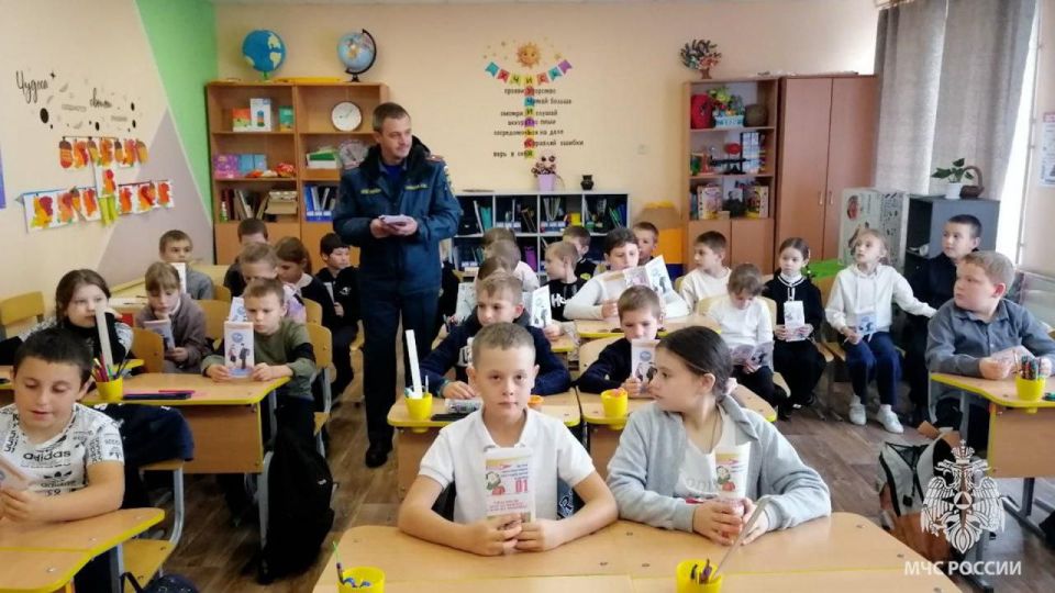 Чтоб не ссориться с огнем, нужно больше знать о нем! Встречи сотрудников МЧС России с воспитанниками детских садов и учениками школ Троицкого района давно стали доброй традицией