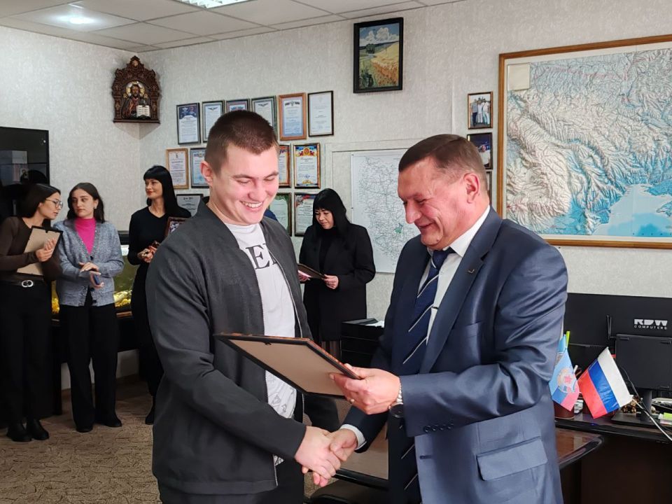 Представители дорожной отрасли продолжают принимать поздравления Представители дорожной отрасли продолжают принимать поздравления