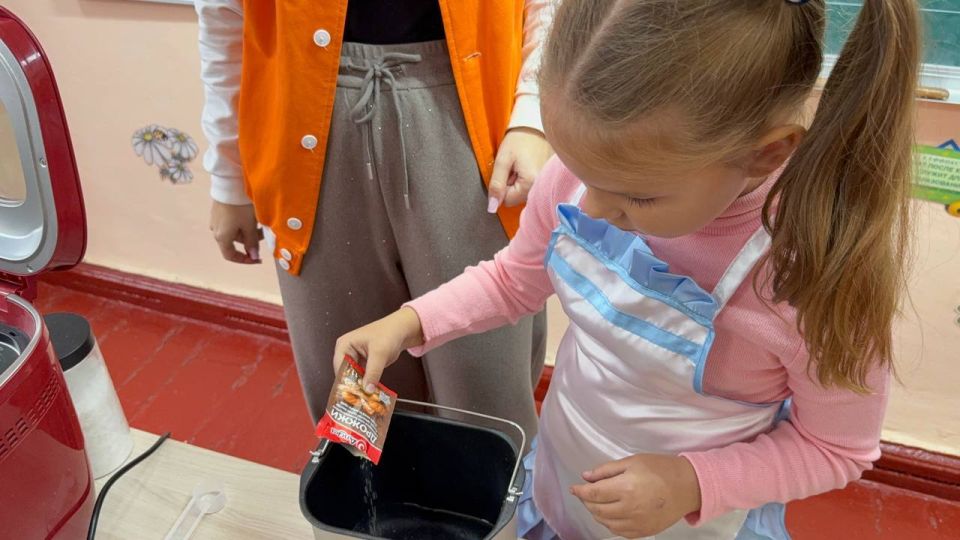 В стенах Брянковской средней школы №19 царила особая атмосфера – атмосфера тепла, уюта и, конечно же, неповторимого аромата свежеиспеченного хлеба В стенах Брянковской средней школы №19 царила особая атмосфера – атмосфера тепла, уюта и, конечно же, неповторимого аромата свежеиспеченного хлеба