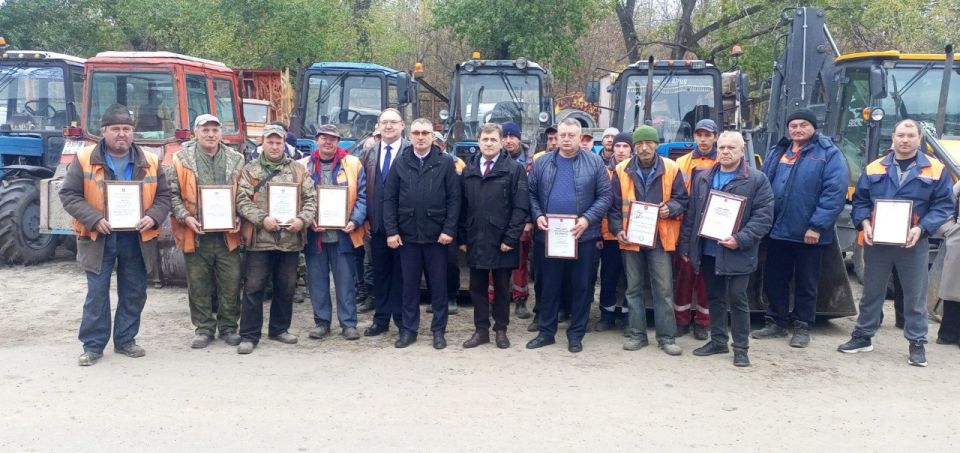 В Алчевске наградили работников дорожного хозяйства накануне профессионального праздника В Алчевске наградили работников дорожного хозяйства накануне профессионального праздника