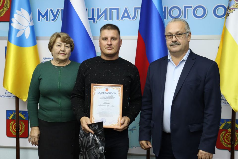 В Администрации Антрацитовского муниципального округа состоялся торжественный прием, посвященный Дню работника дорожного хозяйства В Администрации Антрацитовского муниципального округа состоялся торжественный прием, посвященный Дню работника дорожного хозяйства