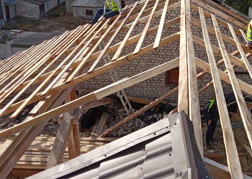 В Старобельском округе продолжаются масштабные работы по обновлению кровли районного Дома культуры имени Тараса Шевченко