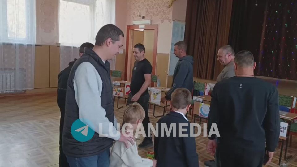 В Краснолучском УВК № 6 «Созвездие» состоялась праздничная программа «С папой – хоть куда»