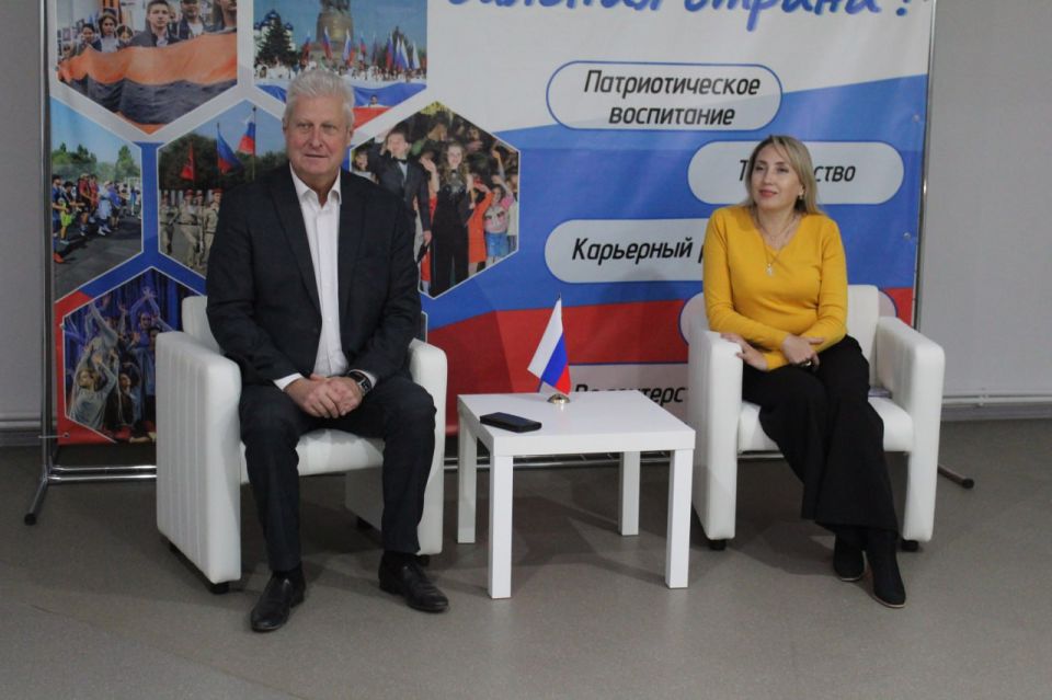 Глава Краснодонского округа встретился с активной молодежью