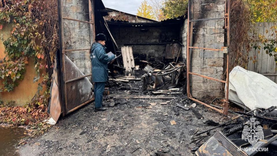 В Стаханове спасатели предотвратили распространение огня В Стаханове спасатели предотвратили распространение огня