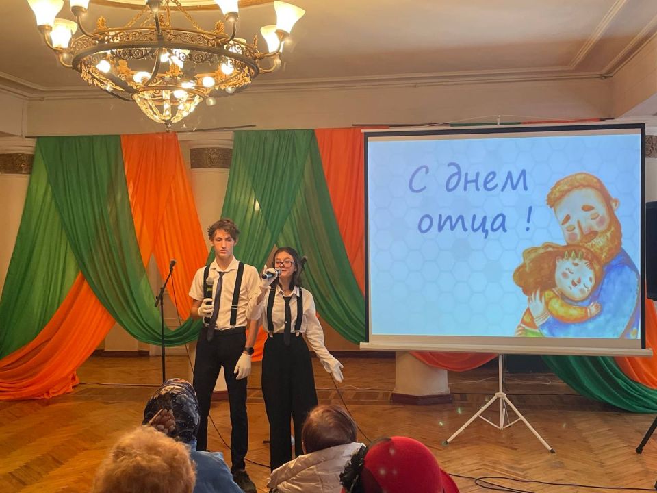 В России в третье воскресенье октября отмечается тёплый и семейный праздник — День отца В России в третье воскресенье октября отмечается тёплый и семейный праздник — День отца