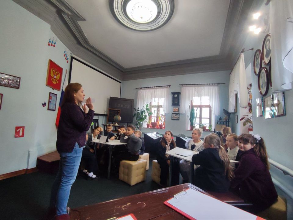 В Музее Бориса Гринченко прошла познавательная викторина «Хлеб — всему голова» для Алексеевской гимназии В Музее Бориса Гринченко прошла познавательная викторина «Хлеб — всему голова» для Алексеевской гимназии