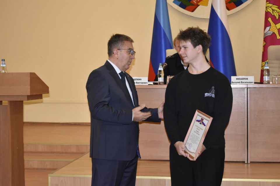 Виталий Михайлов: Сегодня провел расширенное аппаратное совещание, на которое были приглашены руководители различных структур, учреждений и организаций, от деятельности которых зависит социально-экономическое развитие... Виталий Михайлов: Сегодня провел расширенное аппаратное совещание, на которое были приглашены руководители различных структур, учреждений и организаций, от деятельности которых зависит социально-экономическое развитие...