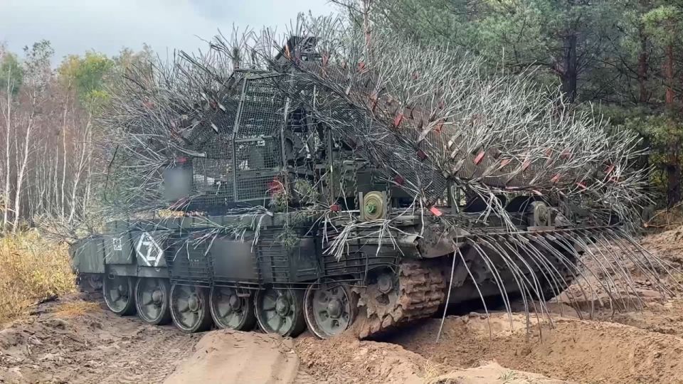 Боевая работа экипажа танка Т-72Б3 с системой защиты «Дикобраз», из состава 20-й гвардейской общевойсковой армии группировки войск «Запад» в ЛНР Боевая работа экипажа танка Т-72Б3 с системой защиты «Дикобраз», из состава 20-й гвардейской общевойсковой армии группировки войск «Запад» в ЛНР