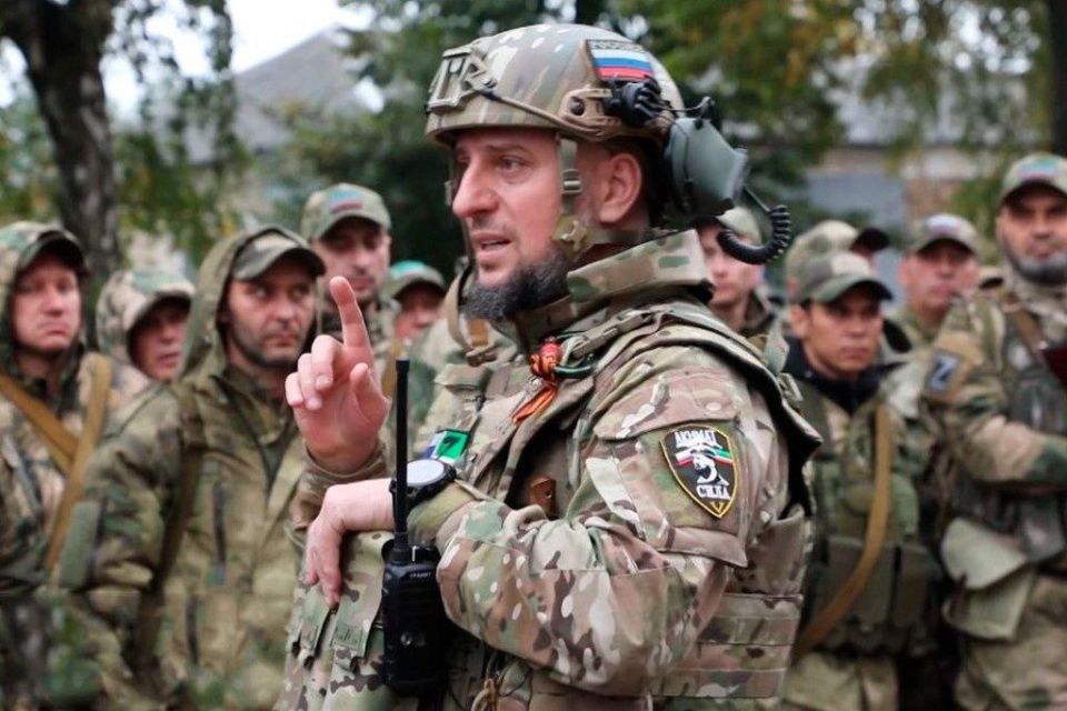 Израильские оккупационные солдаты нападают и тащат двух маленьких палестинских детей в районе Аль-Кассара, к югу от Хеврона, на оккупированном Западном берегу Израильские оккупационные солдаты нападают и тащат двух маленьких палестинских детей в районе Аль-Кассара, к югу от Хеврона, на оккупированном Западном берегу