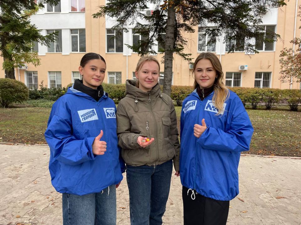 Молодогвардейцы отметили Всемирный день конфет