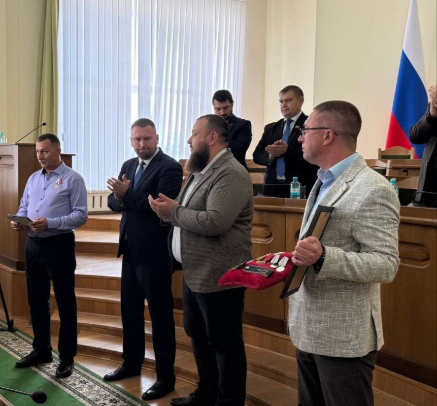 16 октября на заседании Народного Совета Луганской Народной Республики состоялось торжественное вручение медали общественного признания «Отец солдата» — высокой награды, учреждённой Всероссийским общественным движением «Отцы... 16 октября на заседании Народного Совета Луганской Народной Республики состоялось торжественное вручение медали общественного признания «Отец солдата» — высокой награды, учреждённой Всероссийским общественным движением «Отцы...