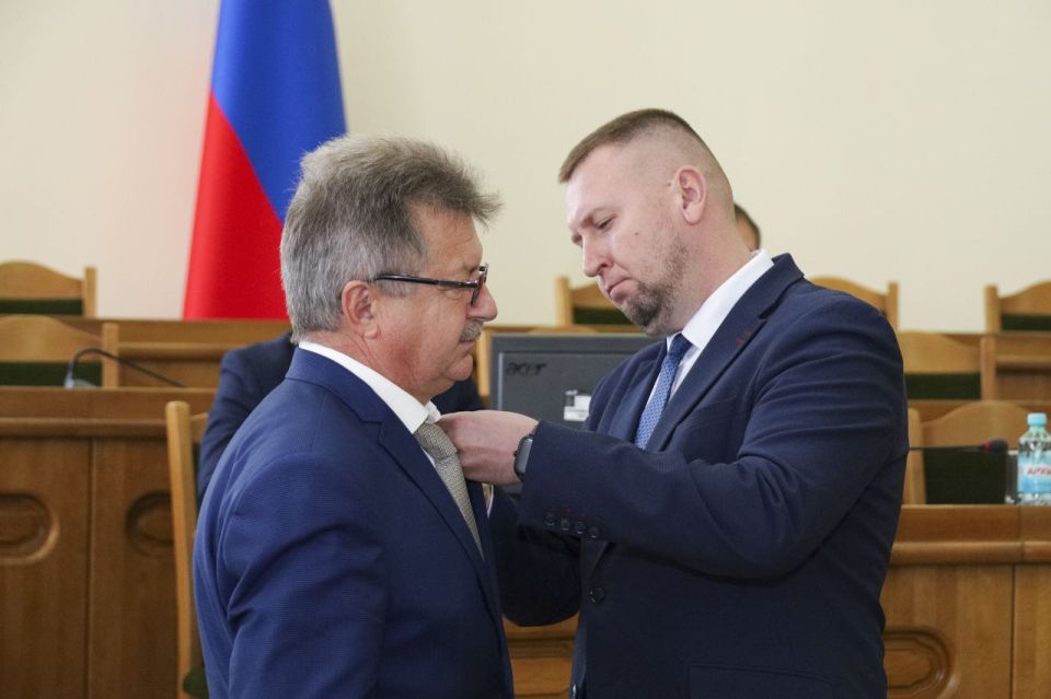 16 октября на заседании Народного Совета Луганской Народной Республики состоялось торжественное вручение медали общественного признания «Отец солдата» — высокой награды, учреждённой Всероссийским общественным движением «Отцы... 16 октября на заседании Народного Совета Луганской Народной Республики состоялось торжественное вручение медали общественного признания «Отец солдата» — высокой награды, учреждённой Всероссийским общественным движением «Отцы...