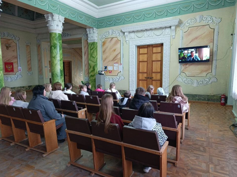 В Доме культуры им. Горького в преддверии праздника День отца состоялся просмотр фильма "Легенды наших предков ". Фильм предоставлен куратором АУ РК «Комикино»в рамках Международного фестиваля детского и семейного кино «Ноль... В Доме культуры им. Горького в преддверии праздника День отца состоялся просмотр фильма "Легенды наших предков ". Фильм предоставлен куратором АУ РК «Комикино»в рамках Международного фестиваля детского и семейного кино «Ноль...