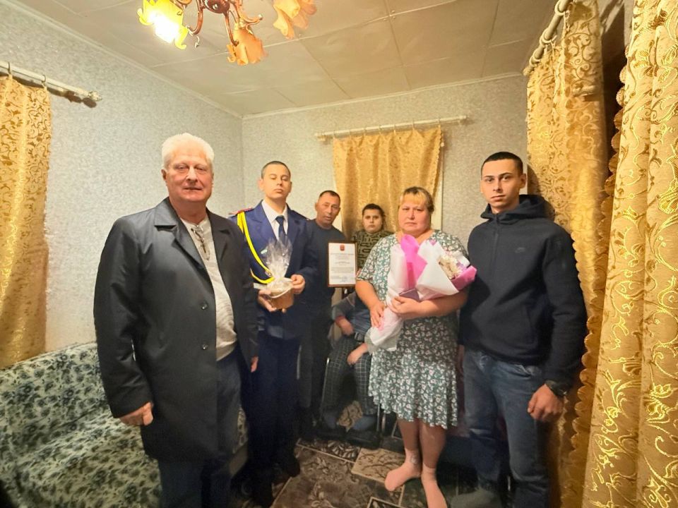 Сергей Козенко: Сегодня посетил семью Александра Александровича Мартыщенко из села Давыдо-Никольское и лично поздравил его с Днем отца — праздником, посвященным самым надежным, сильным и любящим мужчинам, для которых семья... Сергей Козенко: Сегодня посетил семью Александра Александровича Мартыщенко из села Давыдо-Никольское и лично поздравил его с Днем отца — праздником, посвященным самым надежным, сильным и любящим мужчинам, для которых семья...