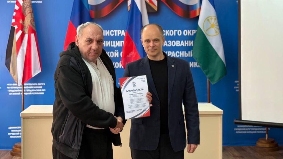 В преддверии Дня работника дорожного хозяйства Секретарь Краснолучского местного отделения Единой России Сергей Соловьев поздравил коллективы МУП «ДЭРСУ» и МУП «Благоустройство» В преддверии Дня работника дорожного хозяйства Секретарь Краснолучского местного отделения Единой России Сергей Соловьев поздравил коллективы МУП «ДЭРСУ» и МУП «Благоустройство»