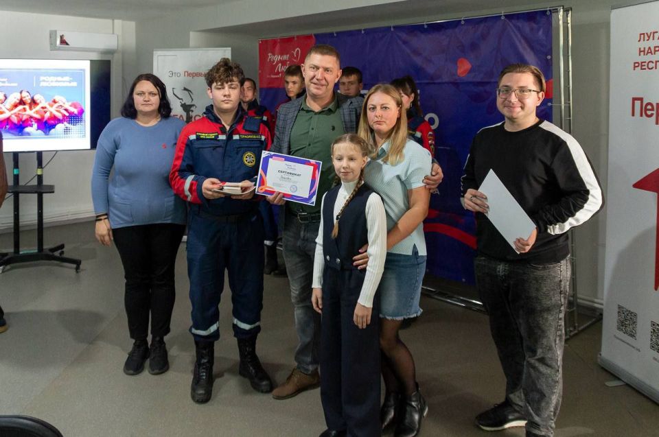 Добровольцы ССО "Молодогвардеец" ЛугРО ВСКС, студенты КФИиМ (филиал) ЛГУ им. В. Даля приняли участие в организации однодневного форума «Родные-любимые», который состоялся 18 октября в Центре молодежных инициатив "Гравитация"... Добровольцы ССО "Молодогвардеец" ЛугРО ВСКС, студенты КФИиМ (филиал) ЛГУ им. В. Даля приняли участие в организации однодневного форума «Родные-любимые», который состоялся 18 октября в Центре молодежных инициатив "Гравитация"...
