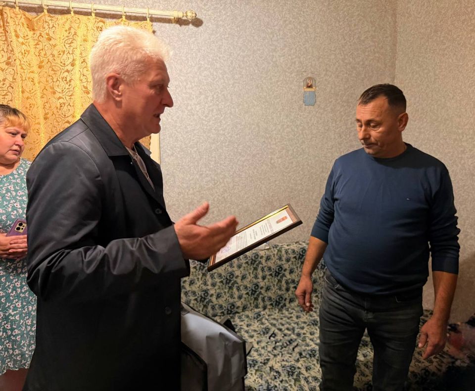 Сергей Козенко: Сегодня посетил семью Александра Александровича Мартыщенко из села Давыдо-Никольское и лично поздравил его с Днем отца — праздником, посвященным самым надежным, сильным и любящим мужчинам, для которых семья... Сергей Козенко: Сегодня посетил семью Александра Александровича Мартыщенко из села Давыдо-Никольское и лично поздравил его с Днем отца — праздником, посвященным самым надежным, сильным и любящим мужчинам, для которых семья...