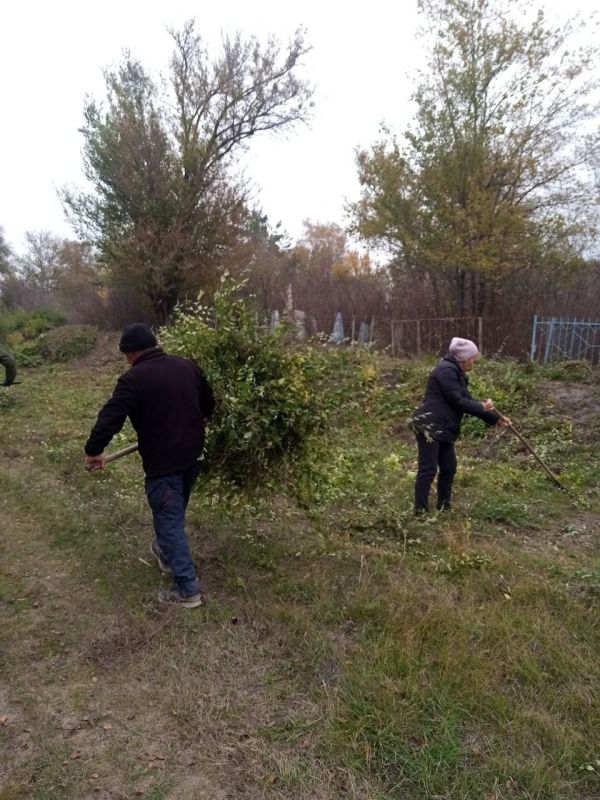 БУДНИ КОММУНАЛЬЩИКОВ. Несмотря на осеннюю и пасмурную погоду коммунальщики в течении прошедшей недели активно выполняли свои трудовые обязанности БУДНИ КОММУНАЛЬЩИКОВ. Несмотря на осеннюю и пасмурную погоду коммунальщики в течении прошедшей недели активно выполняли свои трудовые обязанности
