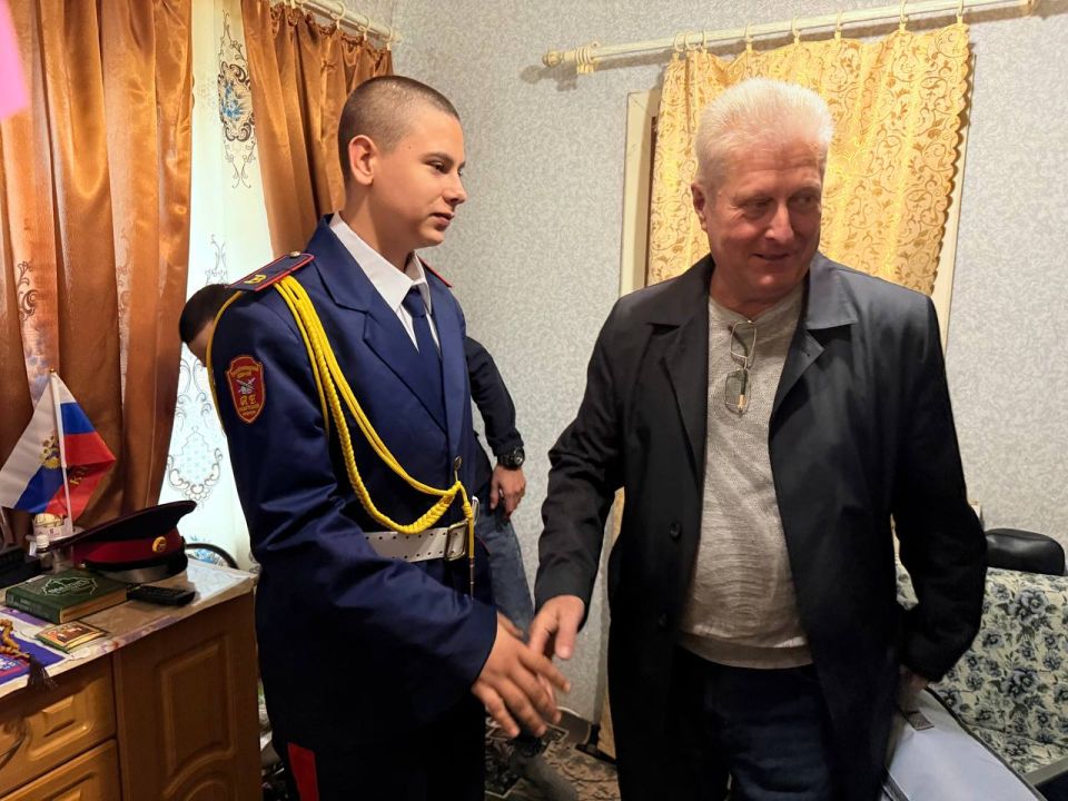 Сергей Козенко: Сегодня посетил семью Александра Александровича Мартыщенко из села Давыдо-Никольское и лично поздравил его с Днем отца — праздником, посвященным самым надежным, сильным и любящим мужчинам, для которых семья... Сергей Козенко: Сегодня посетил семью Александра Александровича Мартыщенко из села Давыдо-Никольское и лично поздравил его с Днем отца — праздником, посвященным самым надежным, сильным и любящим мужчинам, для которых семья...