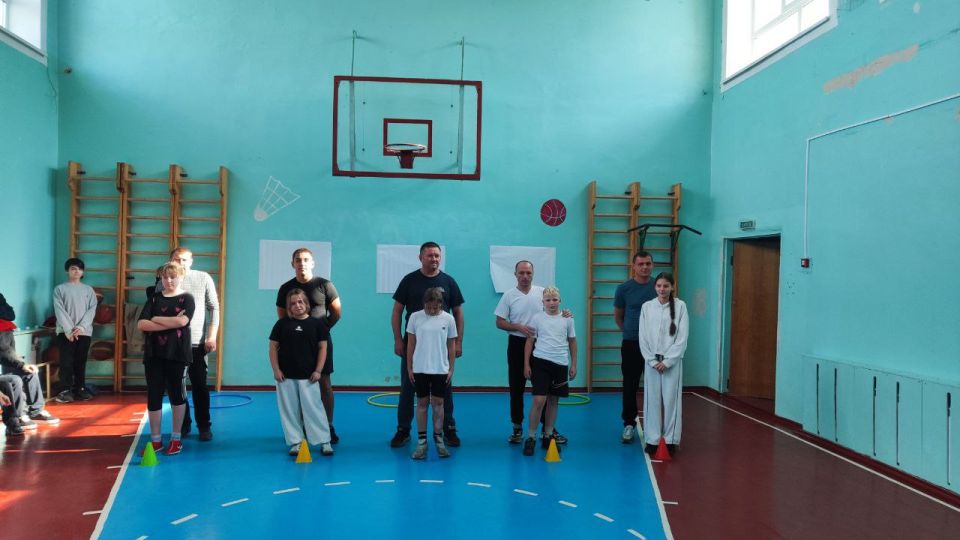 В Новоайдарской средней школе прошел замечательный праздник, посвященный Дню отца! Ребята вместе со своими папами приняли участие в ярком и запоминающемся мероприятии «Веселые старты» В Новоайдарской средней школе прошел замечательный праздник, посвященный Дню отца! Ребята вместе со своими папами приняли участие в ярком и запоминающемся мероприятии «Веселые старты»