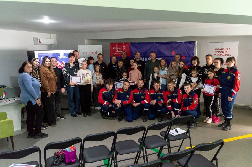 Добровольцы ССО "Молодогвардеец" ЛугРО ВСКС, студенты КФИиМ (филиал) ЛГУ им. В. Даля приняли участие в организации однодневного форума «Родные-любимые», который состоялся 18 октября в Центре молодежных инициатив "Гравитация"... Добровольцы ССО "Молодогвардеец" ЛугРО ВСКС, студенты КФИиМ (филиал) ЛГУ им. В. Даля приняли участие в организации однодневного форума «Родные-любимые», который состоялся 18 октября в Центре молодежных инициатив "Гравитация"...