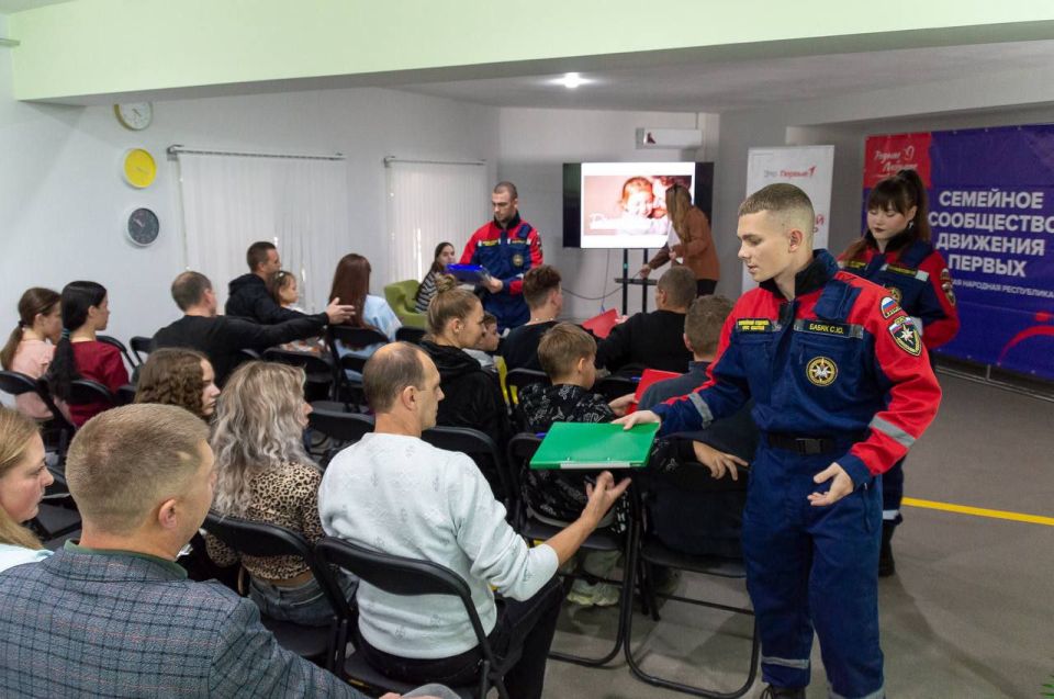 Добровольцы ССО "Молодогвардеец" ЛугРО ВСКС, студенты КФИиМ (филиал) ЛГУ им. В. Даля приняли участие в организации однодневного форума «Родные-любимые», который состоялся 18 октября в Центре молодежных инициатив "Гравитация"... Добровольцы ССО "Молодогвардеец" ЛугРО ВСКС, студенты КФИиМ (филиал) ЛГУ им. В. Даля приняли участие в организации однодневного форума «Родные-любимые», который состоялся 18 октября в Центре молодежных инициатив "Гравитация"...