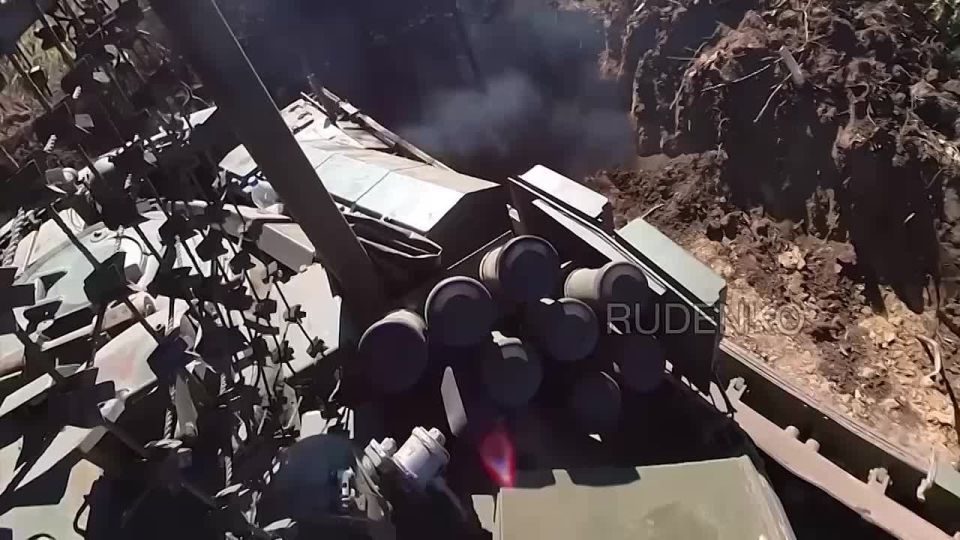 Андрей Руденко: Экипажи танков Т-72Б3М 25-й общевойсковой армии группировки войск «Запад» в ходе боевой работы уничтожили замаскированные позиции, опорные пункты и скопления живой силы подразделений ВСУ в зоне проведения СВО...