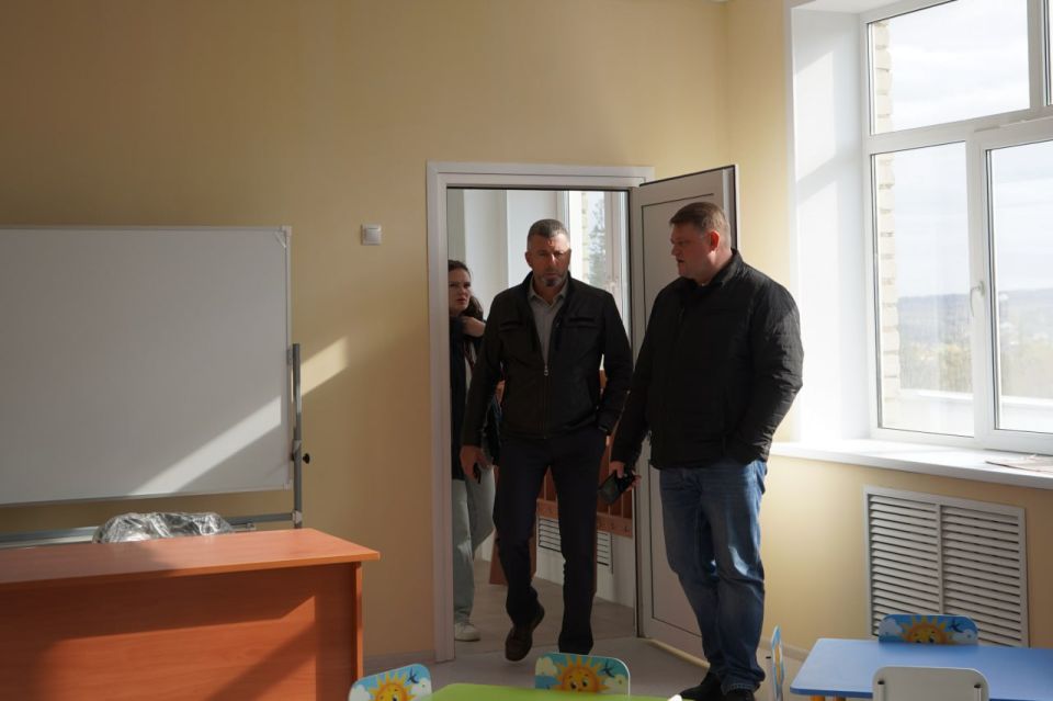 Андрей Сухачев: В завершение визита заместителя министра строительства и ЖКХ Красноярского края Юрия Шестопалова посетили с ним Бирюковскую школу Андрей Сухачев: В завершение визита заместителя министра строительства и ЖКХ Красноярского края Юрия Шестопалова посетили с ним Бирюковскую школу